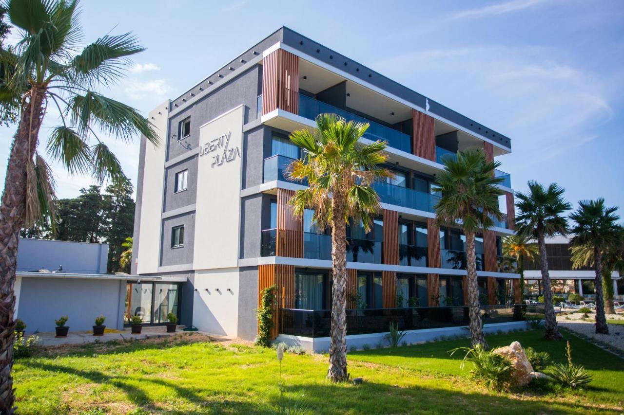 Liberty Plaza Hotel Novalja Bagian luar foto