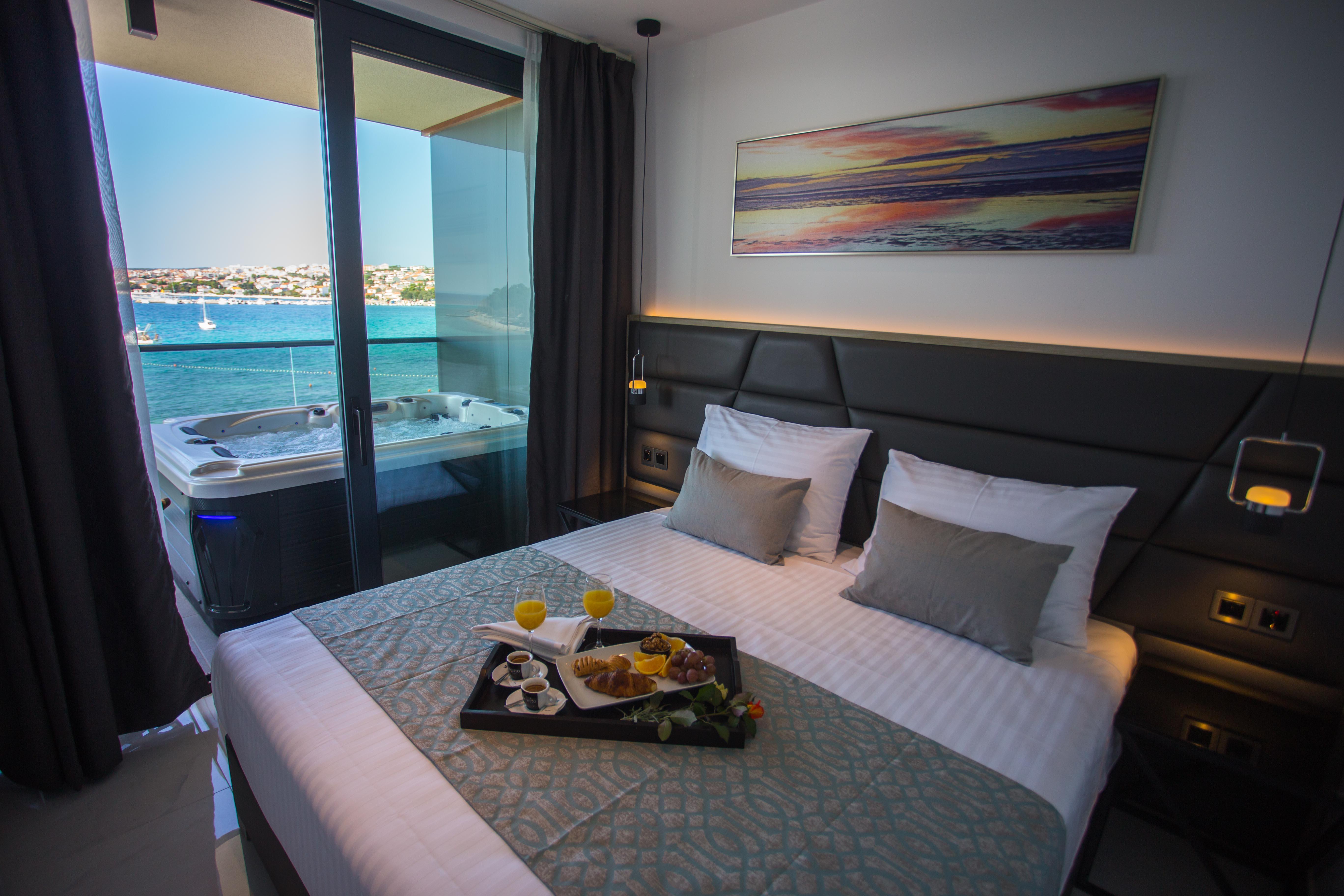 Liberty Plaza Hotel Novalja Bagian luar foto