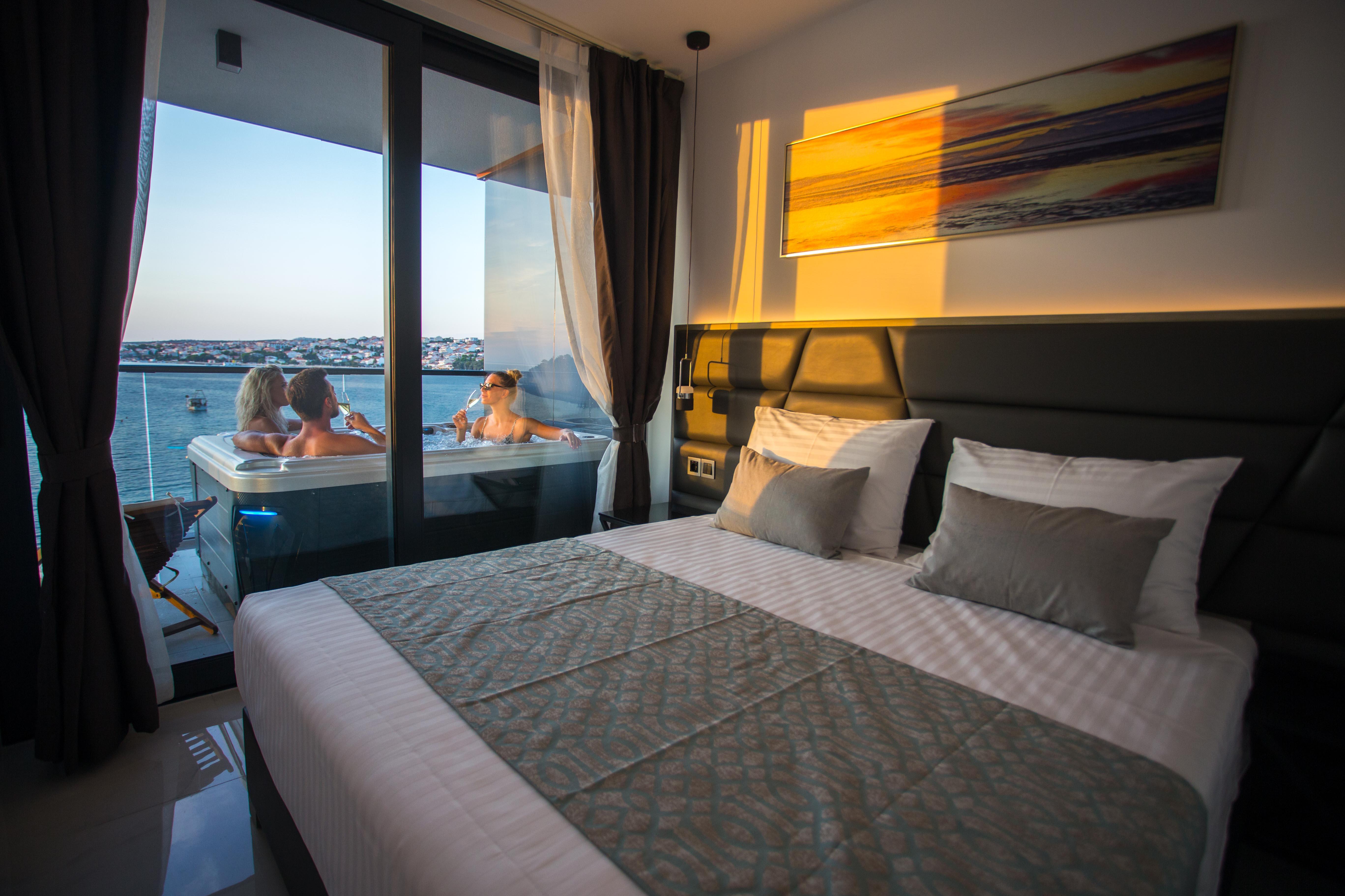 Liberty Plaza Hotel Novalja Bagian luar foto