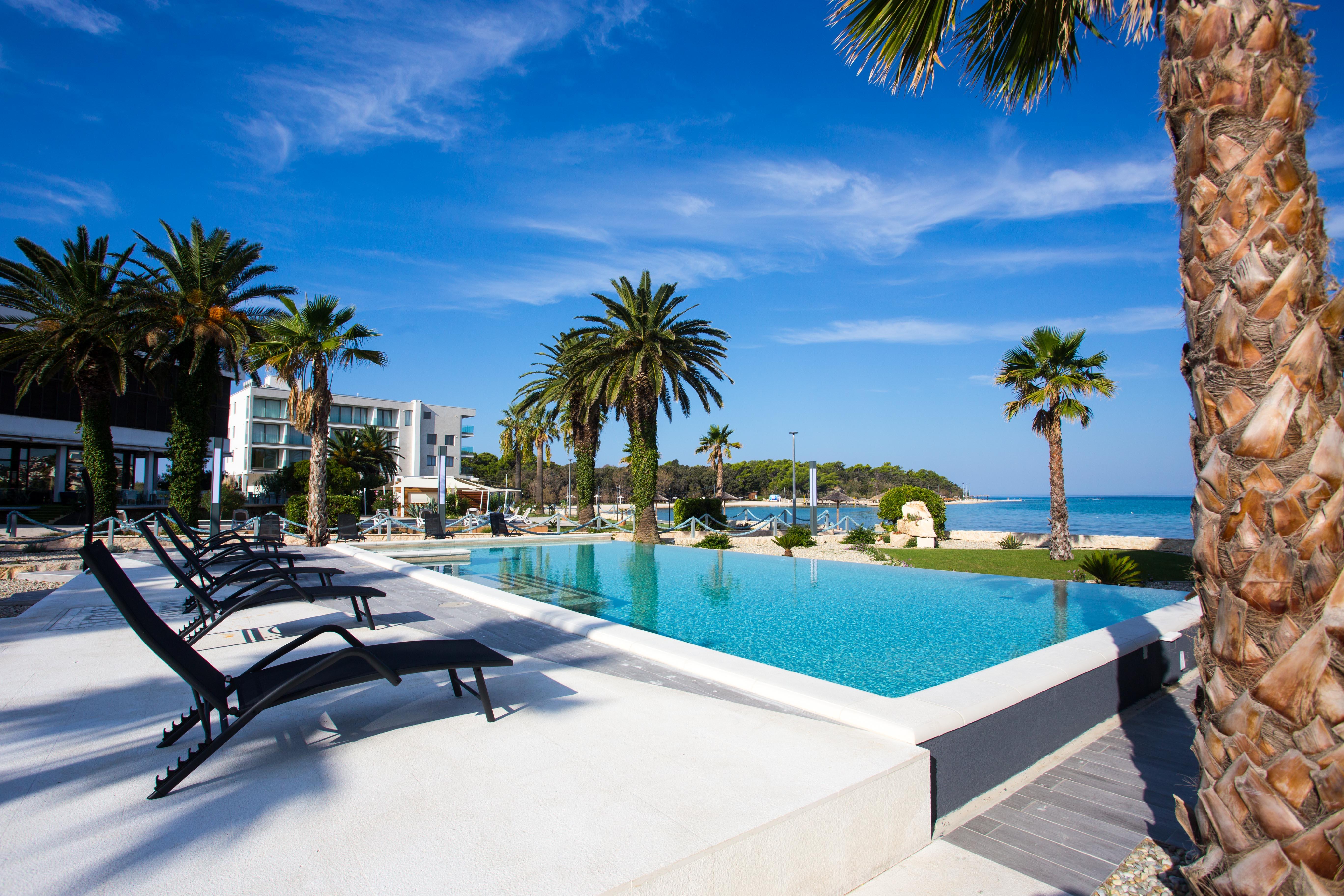 Liberty Plaza Hotel Novalja Bagian luar foto